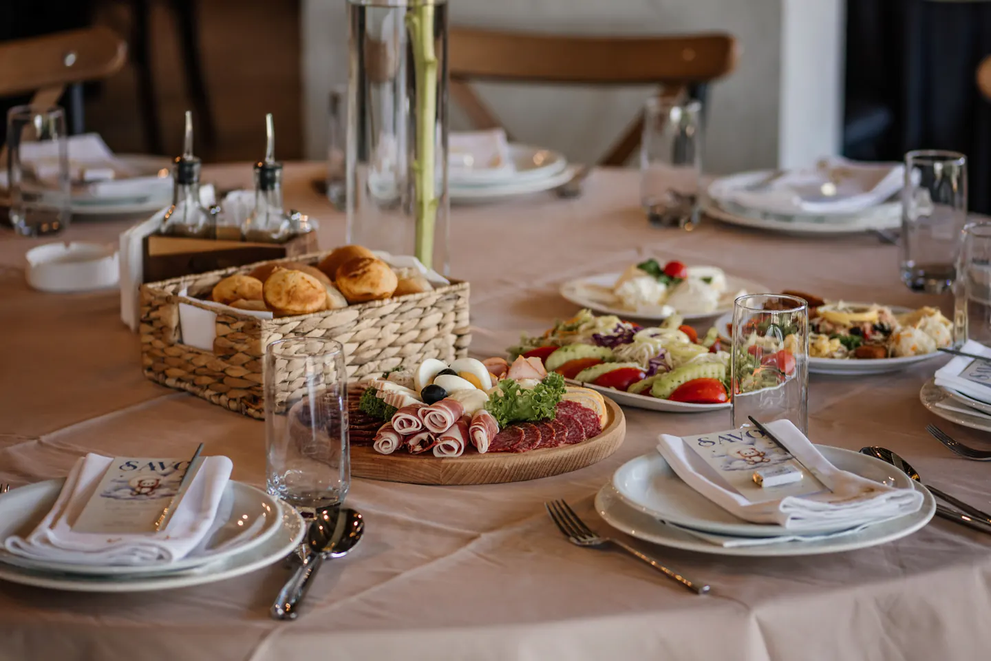Detalj posluženja u restoranu Lovac