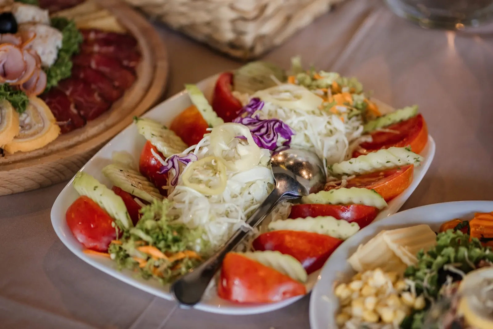 Sveža salata kao deo posluženja