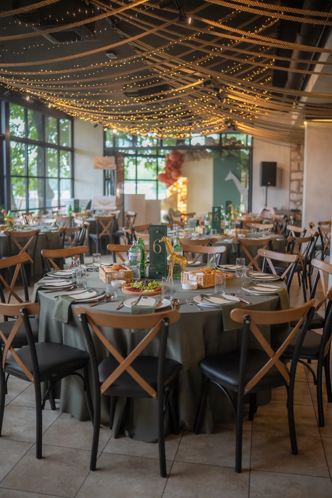 Svečano pripremljen enterijer restorana Lovac
